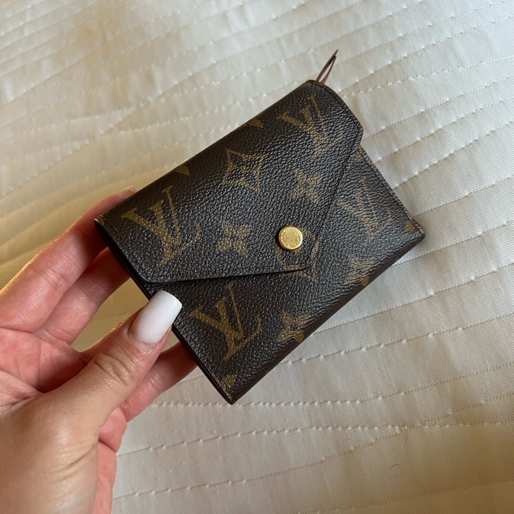 Beautiful, Excellent Condition Louis Vuitton Victorine Wallet. Classic monogram